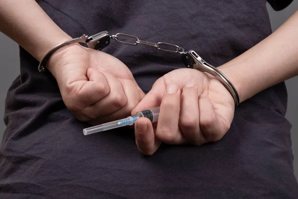 Drogenhandel: Mann in Handschellen mit Spritze — Stockfoto
