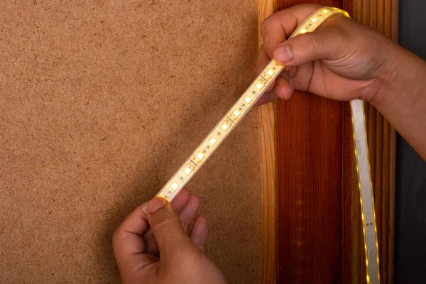 Kapıda LED şerit kurulumu — Stok fotoğraf