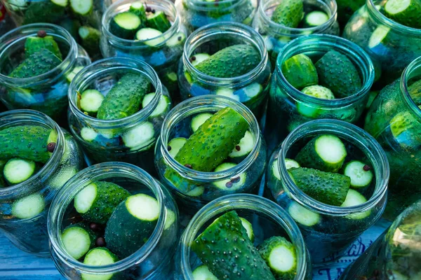 Processen för konservering picklade gurkor för vintern, gurkor i glasburkar — Stockfoto