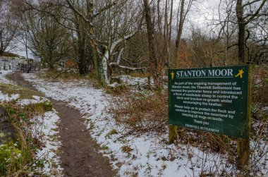 Stanton Moor, Derbyshire, İngiltere: 11 Şubat 2018: bir işaret nasıl Thornhill yerleşim moorland Swaledale koyun ile yönetme açıklar. Yılın her zaman gezginler ve hill yürüyüşe ile çok popüler bir alandır.