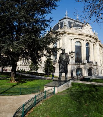 Paris, Fransa: 11 Şubat 2018: efendim Winston Churchill, Petit Palais gerekçesiyle'bronz heykeli. Heykel Churchill Champs Elysees aşağı onun zafer Mart'ta Dünya Savaşı 2 sonra gösteriyor..