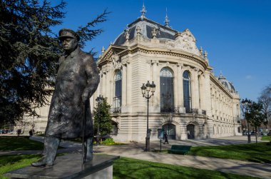 Paris, Fransa: 11 Şubat 2018: efendim Winston Churchill, Petit Palais gerekçesiyle'bronz heykeli. Heykel Churchill Champs Elysees aşağı onun zafer Mart'ta Dünya Savaşı 2 sonra gösteriyor..