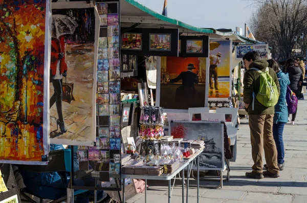 Paris, Fransa: 11 Şubat 2018: turist yürüyüş Seine Nehri kıyısında 3 kilometre boyunca tarihi bookstalls yanında. İkinci el kitaplar burada 16 yüzyıldan beri ticareti var.