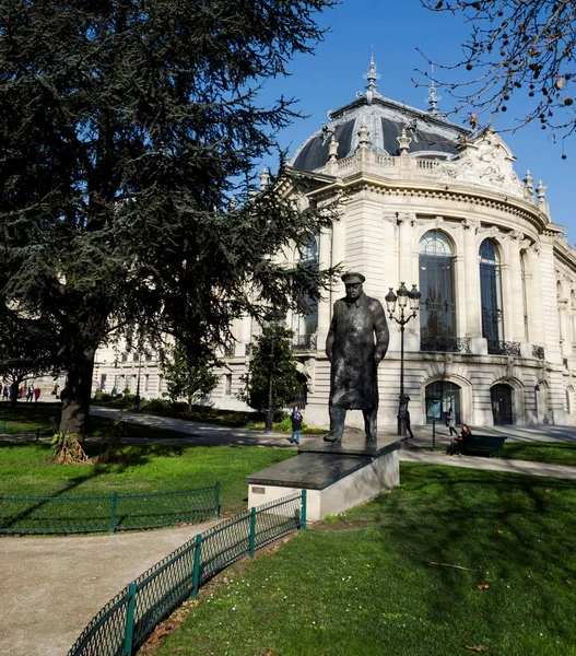 Paris, Fransa: 11 Şubat 2018: efendim Winston Churchill, Petit Palais gerekçesiyle'bronz heykeli. Heykel Churchill Champs Elysees aşağı onun zafer Mart'ta Dünya Savaşı 2 sonra gösteriyor..