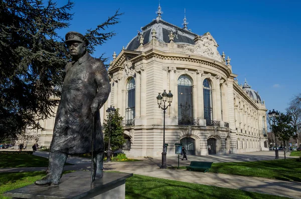 Paris, Fransa: 11 Şubat 2018: efendim Winston Churchill, Petit Palais gerekçesiyle'bronz heykeli. Heykel Churchill Champs Elysees aşağı onun zafer Mart'ta Dünya Savaşı 2 sonra gösteriyor..