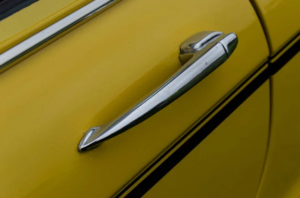 Λαβή Της Πόρτας Αυτοκινήτου Εκλεκτής Ποιότητας Χρωμίου Ένα Κίτρινο Πάνελ — Φωτογραφία Αρχείου