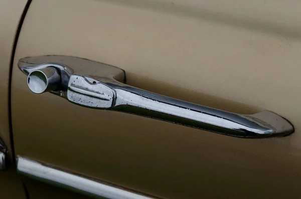 Ретро Хромированная Дверная Ручка Автомобиля Кнопкой — стоковое фото