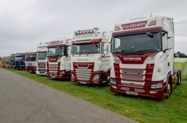 Anglesey, İngiltere: 20 Şubat 2018: Anglesey Vintage ralli ekranda Modern kamyon