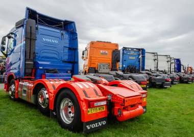 Anglesey, İngiltere: 20 Şubat 2018: Anglesey Vintage ralli ekranda Modern kamyon