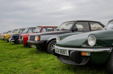 Anglesey, İngiltere: 20 Şubat 2018: Retro otomobil Anglesey Vintage ralli ekranda