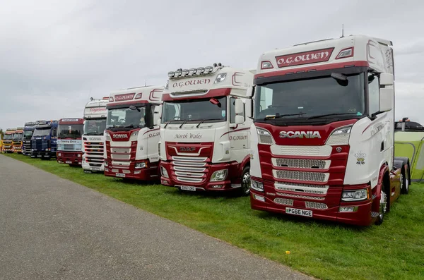 Anglesey, İngiltere: 20 Şubat 2018: Anglesey Vintage ralli ekranda Modern kamyon