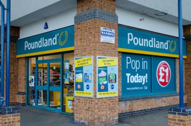 Flint, İngiltere: 22 Mayıs 2018: Poundland pazarlık fiyatlı genel eşya mağazaları zinciri olduğunu. Güney Afrikalı şirketine Steinhoff uluslararası zincir ait.
