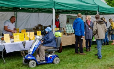 Bala Lake, İngiltere: 27 Mayıs 2018: kötü hava rağmen taşıma Festivali klasik otomobil, traktör, motosiklet, Landrovers, ticari araçlar, yan tezgahları ve tüccarlar iyi yersiz gördüm.. 