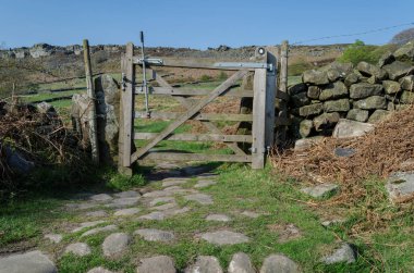 Gezginler geçmesine izin veren bir Kuru taş duvarındaki küçük bir kapı.