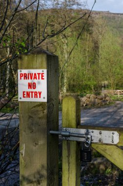 Ahşap bir kapı için bir işaret attatched sonrası ve kapı kilitli. İşareti devletler özel bir alandır ve hiçbir giriş izin verilir