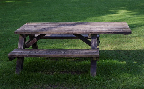 Uma Mesa Piquenique Madeira Com Assentos Integrados Mesa Tem Top — Fotografia de Stock