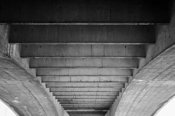 Niezwykły Widok Dolnej Części Waterloo Bridge Most Który Prowadzi Jezdni — Zdjęcie stockowe