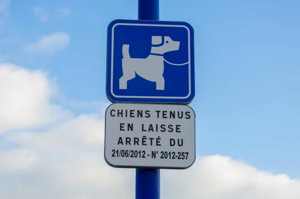 Een Franse Straat Teken Dat Waarschuwt Dat Honden Moeten Worden — Stockfoto