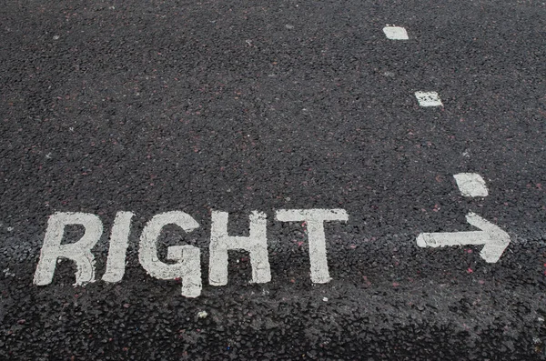 Het Woord Rechts Een Pijl Geschilderd Een Wegdek — Stockfoto