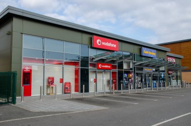 Prestatyn, İngiltere: 3 Haziran 2018: Vodafone, kart fabrikası ve Costa var komşu mağazaları bulunan Parc Prestatyn perakende parkı. 