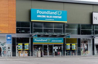 Prestatyn, İngiltere: 3 Haziran 2018: Parc Prestatyn perakende parkı Poundland mağazasında cephe. Poundland iyi bilinen onların geniş ürün fiyat pazarlık için.
