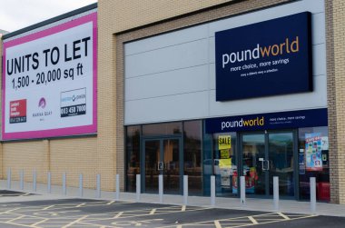Rhyl, İngiltere: 3 Haziran 2018: Poundworld Marina Quay perakende parkı, bir perakende mağaza işletmek. Birkaç diğer birimler hala izin için kullanılabilir ve boş vardır.