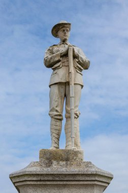 Rhyl, İngiltere: 3 Haziran 2018: bir heykel Hatıra Bahçe Rhyl içinde dünya savaşları ve dünyanın dört bir yanından diğer çakışmalar hayatlarını feda eden Rhyl gelen askerlere adamıştır.