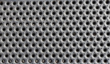 Yakın bir görünümünü delikli ve patterend parlak metal sac. Bir arka plan olarak kullanmak için uygun.