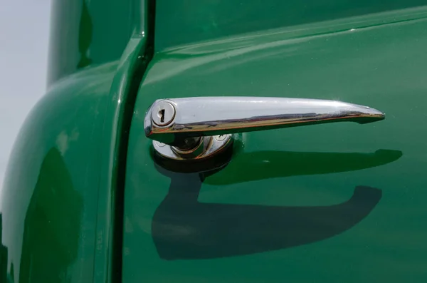 見晴らしの良いトラックやバンのロックのドア ハンドル — ストック写真