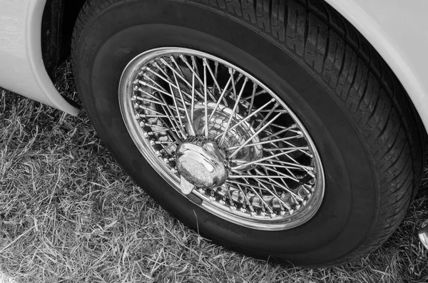 Черно Белый Вид Колесо Классическом Автомобиле — стоковое фото