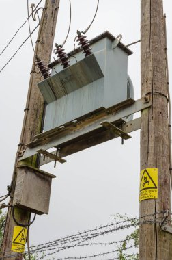 Elektrik Trafo açık ahşap destek çerçeve monte