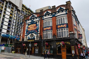 Liverpool, Uk: 3 Ağustos 2018: The Crown Hotel Liverpool bir Grade 2 listelenen bina olduğunu. Skelhorne Caddesi ve kireç, köşesinde Ana Tren İstasyonu yakınında yer alır.
