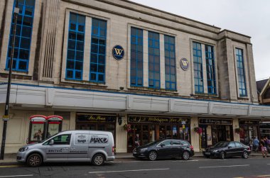 Liverpool, Uk: 3 Ağustos 2018: Richard John Blackler Wetherspoons zinciri bir barda olduğunu. Binanın orijinal Blacklers adında bir mağaza oldu. Bir içki Şirket hizmet van dışında görülür.