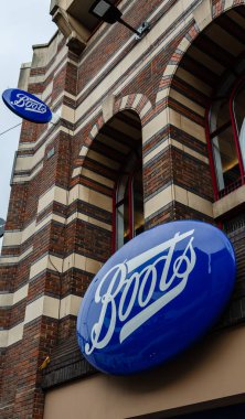 Liverpool, Uk: 3 Ağustos 2018: botlar olduğunu İngiltere'de eczane mağazaları zincirine. Şirket logosu gibi geleneksel tarzda, bu duvar üye.