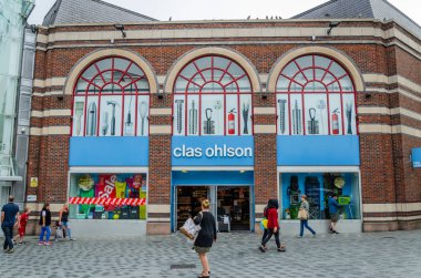 Liverpool, Uk: 3 Ağustos 2018: çok çeşitli malların perakende donanım mağazalar zinciri olan Clas Ohlson insanlar yürürken, insanlar Liverpool. İsveç'te Şirket Merkezi.