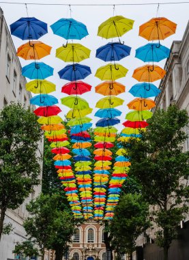 Liverpool, Uk: 3 Ağustos 2018: şemsiye şeklinde askıya alınmış bir gölgelik kilise sokakta, Liverpool. Şemsiye DEHB bilincini artırmak için tasarlanmıştır. Bu konum turist ile popüler oldu.