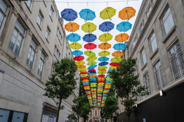 Liverpool, Uk: 3 Ağustos 2018: şemsiye şeklinde askıya alınmış bir gölgelik kilise sokakta, Liverpool. Şemsiye DEHB bilincini artırmak için tasarlanmıştır. Bu konum turist ile popüler oldu.