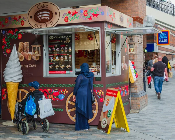 Liverpool, Uk: 3 Ağustos 2018: Liverpool şehir merkezinde bir kabin dondurma ve leziz Çek tatlı incelik, Trdelnik satıyor. Burada, ürün 