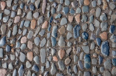 Çakıl cobblestones inşa bir yol yüzeyi.