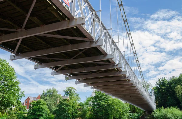 Asma köprü Chester bir sıradışı görünümü aşağıdan. Köprü Chester city Queens Park ile bağlanır..