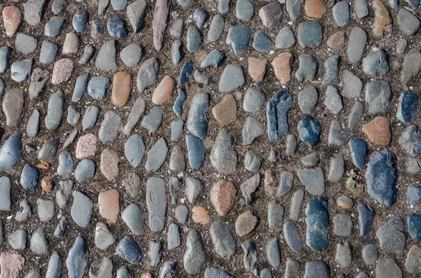 Çakıl cobblestones inşa bir yol yüzeyi.