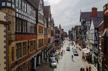 Chester, İngiltere: 6 Ağustos 2018: birçok alışveriş ve sıcak, güneşli havanın tadını turist ile önemli alışveriş caddelerinden birinde Chester genel sahne. Chester bir kez Romalılar tarafından doldurulan tarihi bir şehir olduğunu.