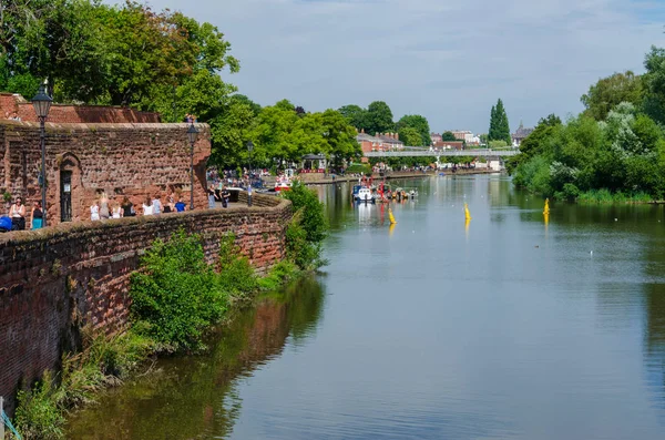 Chester, İngiltere: 6 Ağustos 2018: bahçeleri Chester yürüyüş ve rahatlatıcı için turistler ve yerli halk arasında popüler olan River Dee yanında bir alandır.