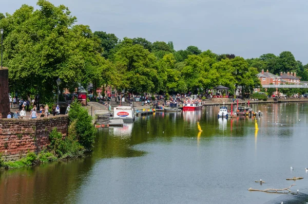 Chester, İngiltere: 6 Ağustos 2018: bahçeleri Chester yürüyüş ve rahatlatıcı için turistler ve yerli halk arasında popüler olan River Dee yanında bir alandır.