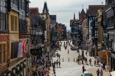 Chester, İngiltere: 6 Ağustos 2018: birçok alışveriş ve sıcak, güneşli havanın tadını turist ile önemli alışveriş caddelerinden birinde Chester genel sahne. Chester bir kez Romalılar tarafından doldurulan tarihi bir şehir olduğunu.