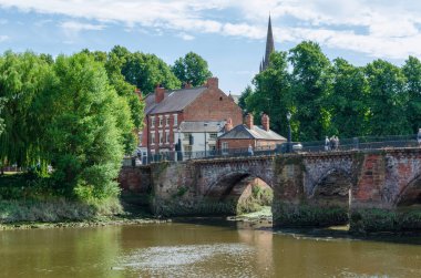 Chester, İngiltere: 6 Ağustos 2018: eski Dee Köprüsü olduğu tarihi Chester city en eski köprü. Köprü yayalar ve trafik River Dee taşır.