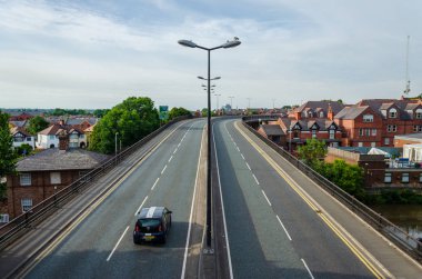 Chester, İngiltere: 6 Ağustos 2018: Chester St. Martins yol boyunca bir araba kullanıyor. Yolun Shropshire Birliği kanal haçlar yükseltilmiş bir bölümdür.