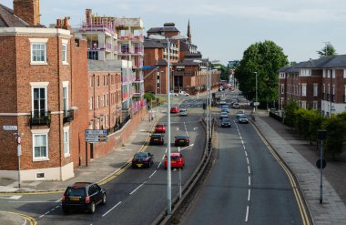 Chester, İngiltere: 6 Ağustos 2018: trafik sürücüleri Chester St. Martins yol boyunca. Bu bölünmüş bölümüne şehir merkezine kenarı boyunca çalışır.