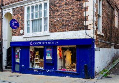 Chester, İngiltere: 6 Ağustos 2018: perakende kanser Araştırmaları İngiltere tarafından işgal dükkanı tesislerinde Chester şehir merkezinde. Sadaka dükkan genellikle İngiltere'de yüksek sokaklarda bulunur