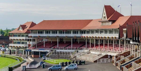 Chester, İngiltere: 6 Ağustos 2018: Chester racecourse adlı ilçe Stand. Chester ev sahipliği İngiltere'de en eski yarış pisti